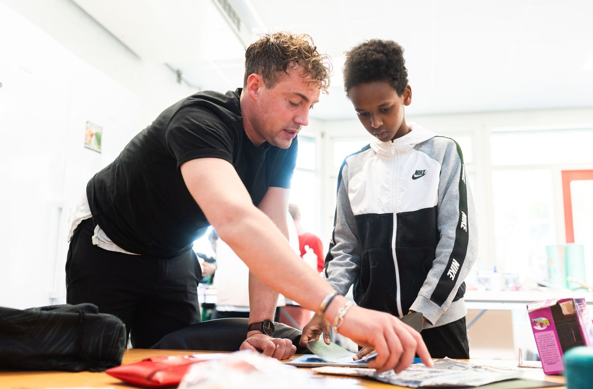 Een onderwijskracht van Karibu aan het werk met leerlingen in de klas