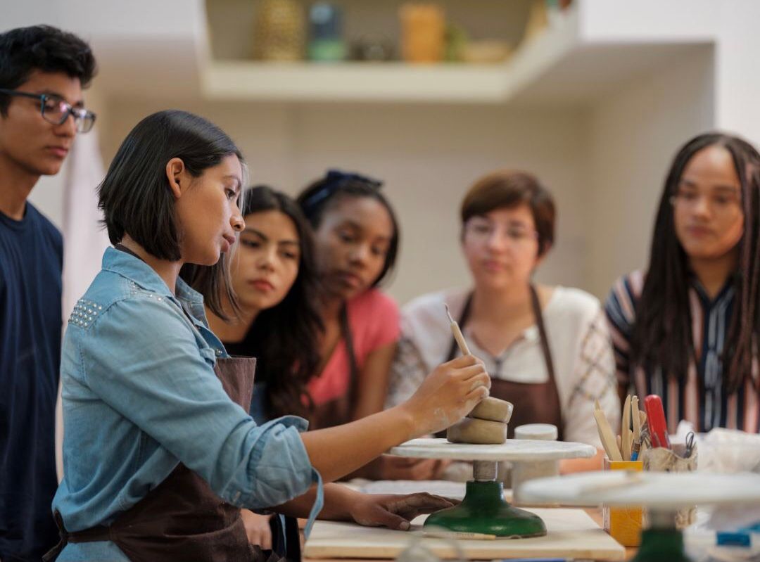 Een vakdocent van Karibu met studenten in het voortgezet onderwijs